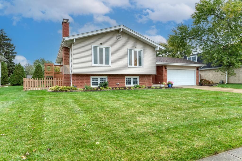 Property Photo:  8S141 Grant Street  IL 60561