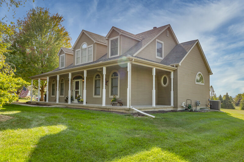 Property Photo: 33605 E Pine Circle IL 60135