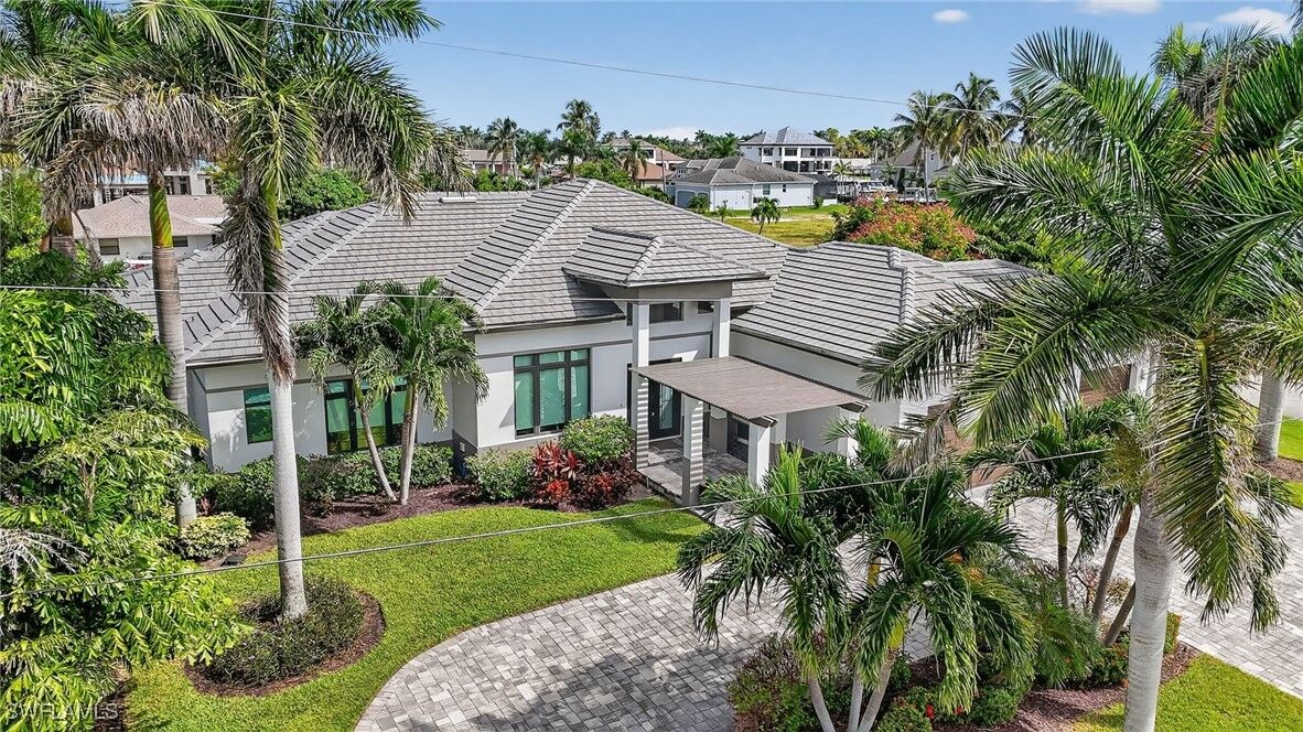 Property Photo: 1135 Lorraine Court FL 33904