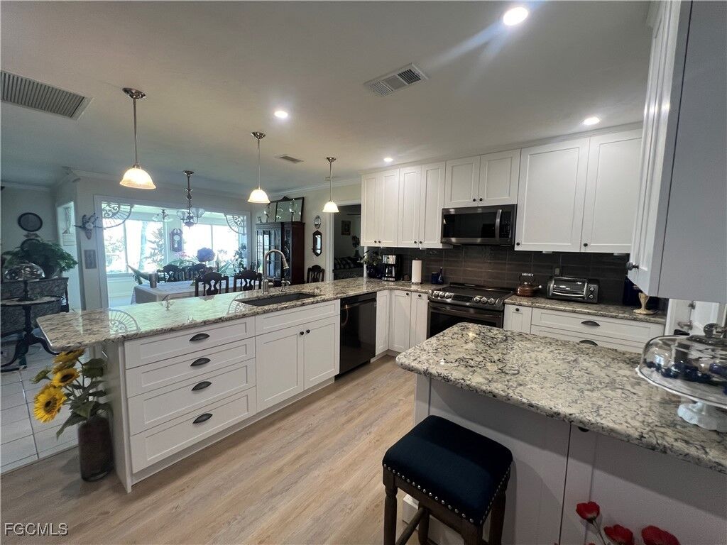 Property Photo:  911 SE 18th Terrace  FL 33990 