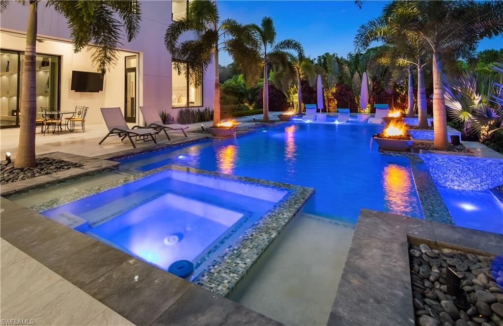 Property Photo:  882 Cassena Rd  FL 34108 