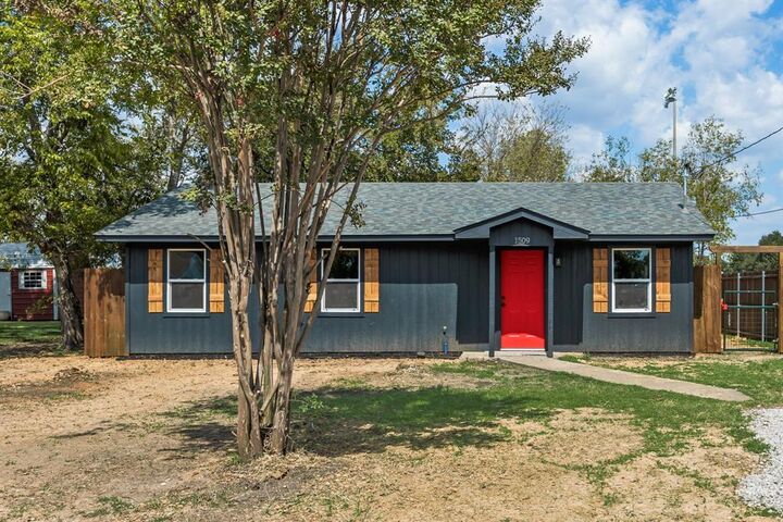 Property Photo: 1509 E 1st North Street TX 75142