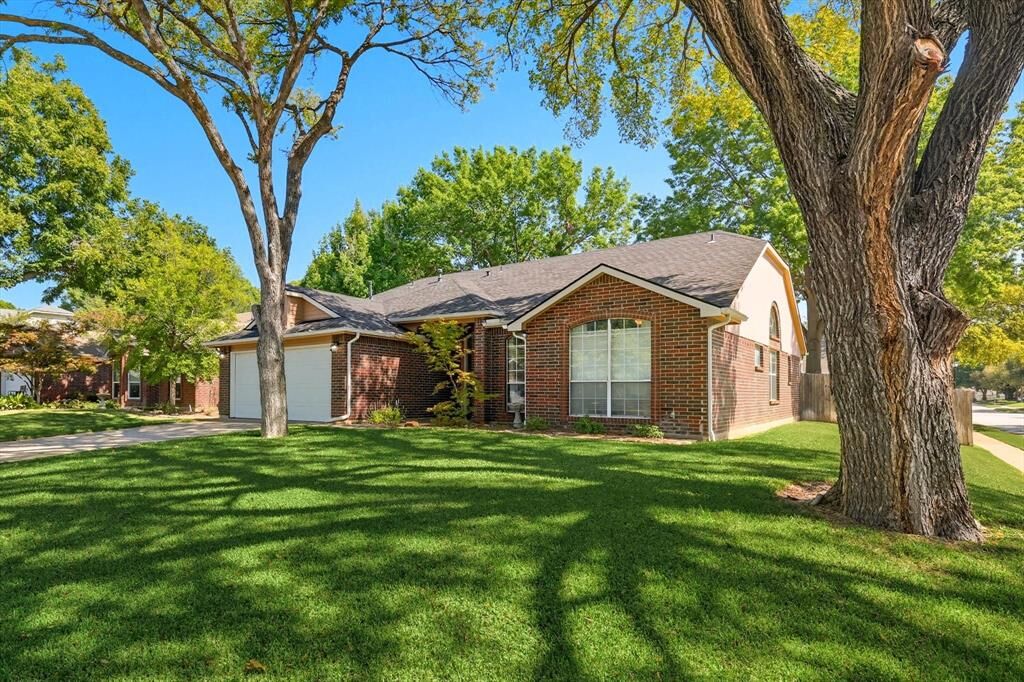Property Photo: 2073 Wedgewood Drive TX 76051