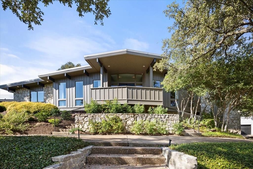 Property Photo: 6 Bounty Road E TX 76132