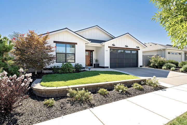 Property Photo: 633 Aspen Street OR 97501