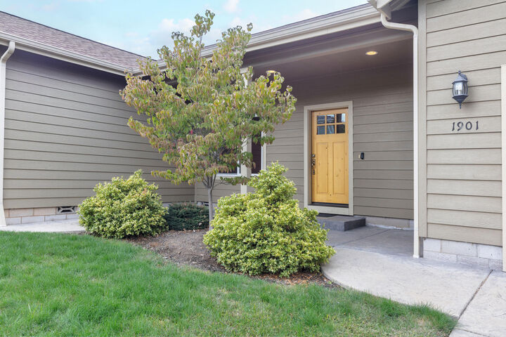 Property Photo: 1901 SW G Street OR 97526