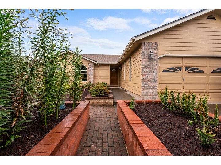 Property Photo: 4802 NE Fuhrer Ct OR 97305