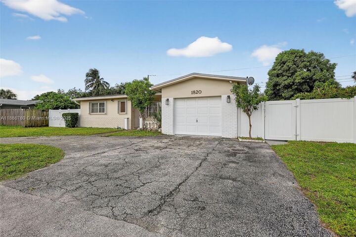 Property Photo: 1820 N 56th Ave FL 33021