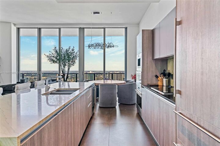 Property Photo: 801 S Miami Ave Ph5704 FL 33130