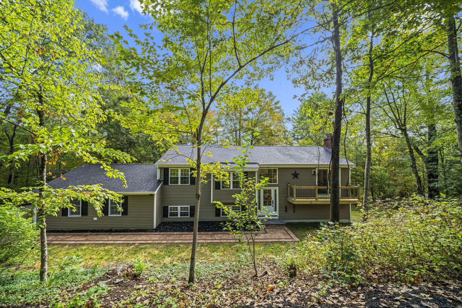 Property Photo:  8 Crane Place  CT 06070 