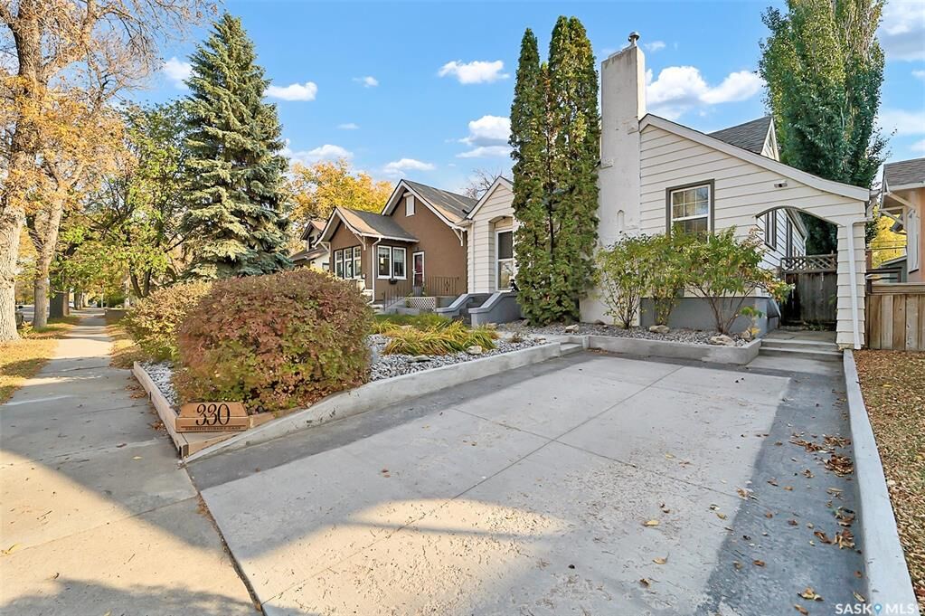 Property Photo:  330 8th Street  SK S7H 0P5 