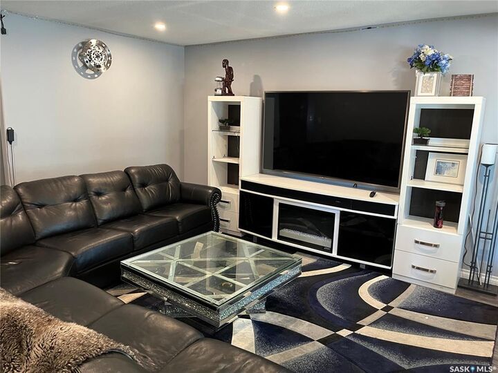 Property Photo:  604 Dalgliesh Drive  SK S4R 6L8 