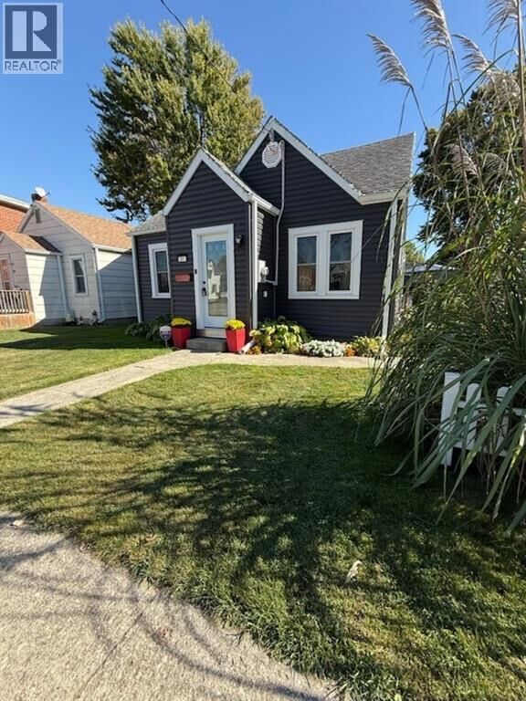 Property Photo:  21 Gillard Street  ON N8A 1M8 