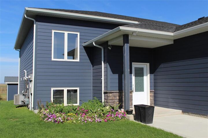 Property Photo:  102 Parkside Crescent  MB R5G 2X3 