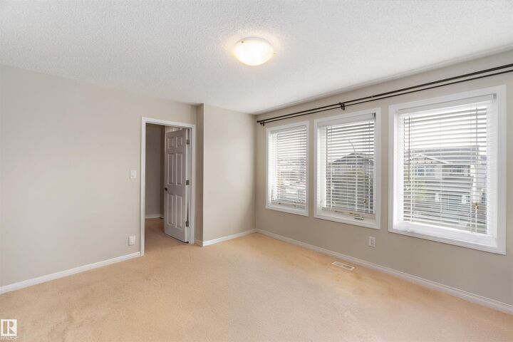 Photo de la propriété: 9932 221 Street NW AB T5T 4M7