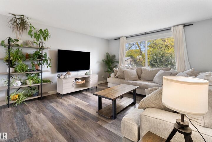 Property Photo:  64 Greenwood Way  AB T8A 0J5 
