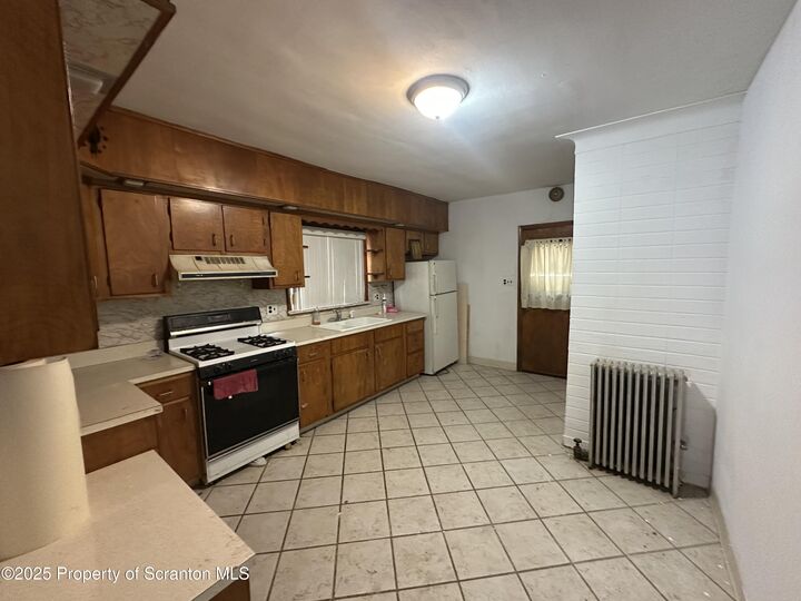 Property Photo:  921 Wood Street  PA 18508 