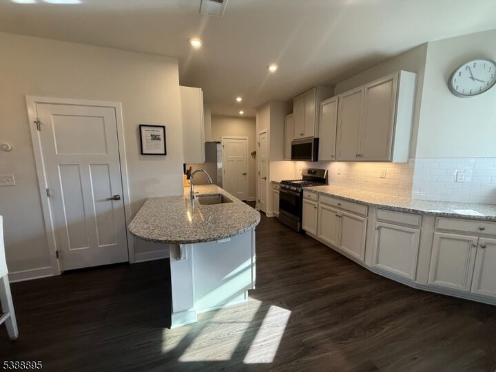 Property Photo:  11 Sharp Shinned Ct  NJ 07882 