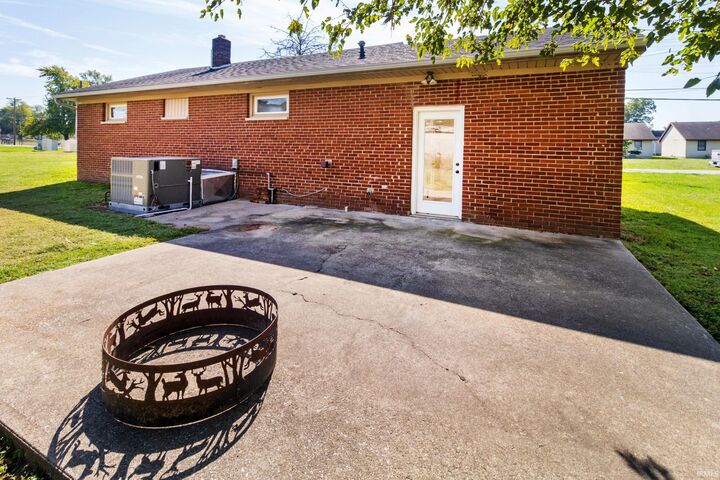 Property Photo:  302 E John Street  IN 47648 