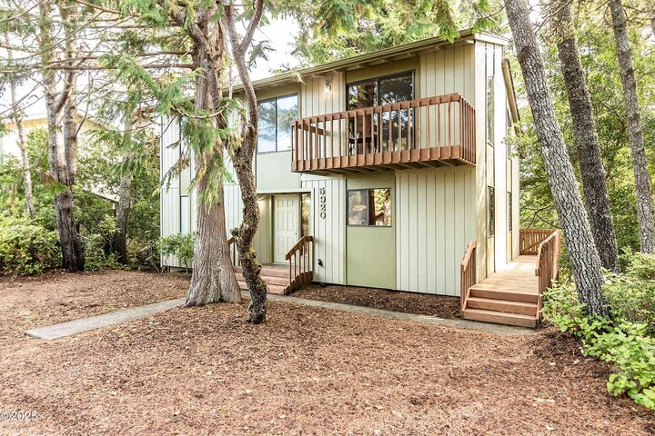 Property Photo: 5920 La Plaza Place OR 97367