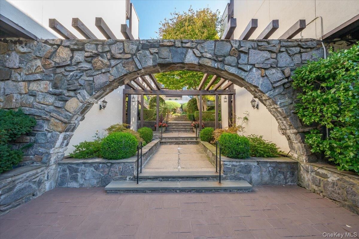 Property Photo:  1200 Warburton Avenue 21  NY 10701 