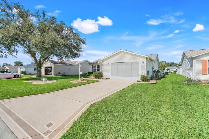 Property Photo: 870 Henderson Lane FL 32162