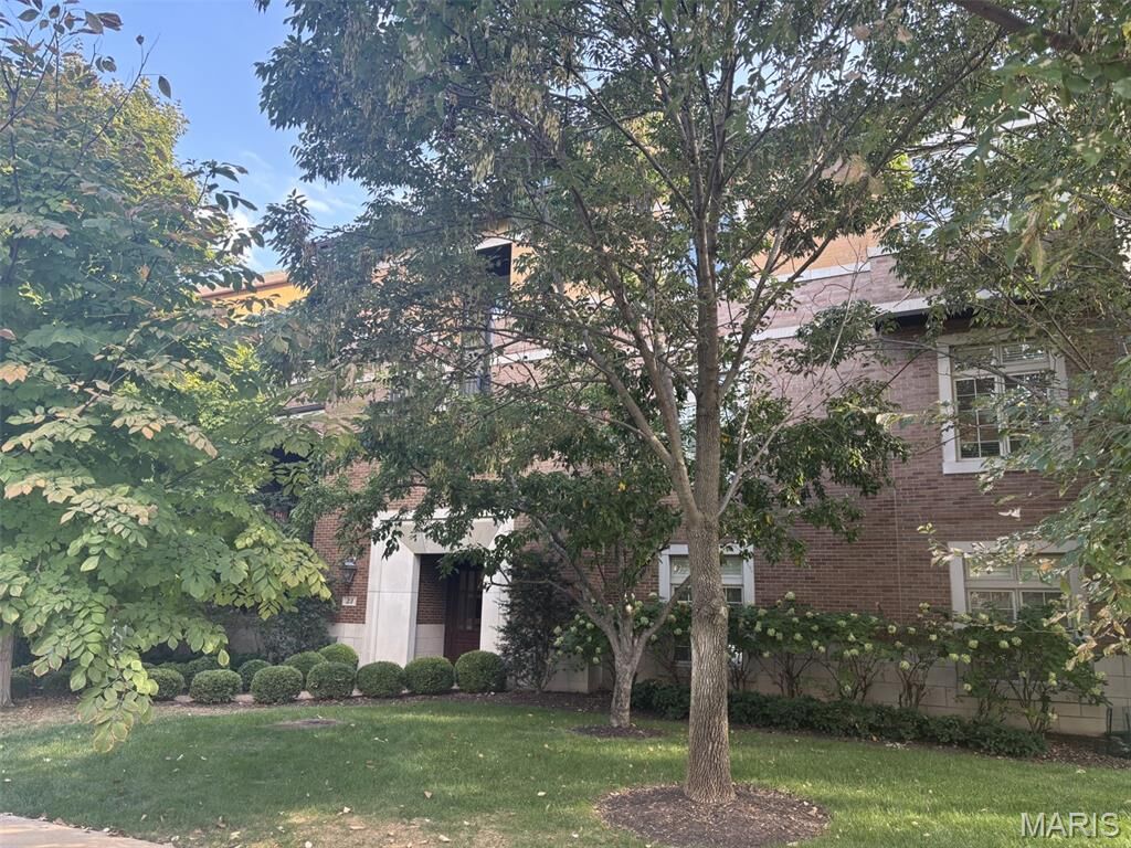 Property Photo:  23 Brighton Way 100  MO 63105 