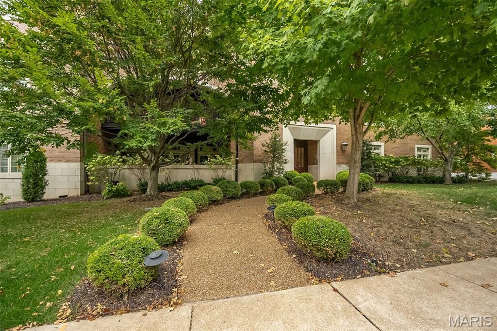 Property Photo: 23 Brighton Way 100 MO 63105