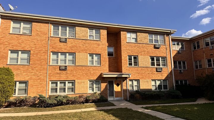 Property Photo:  2422 W Berwyn Avenue 309  IL 60625