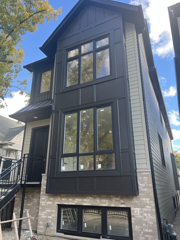 Property Photo: 4015 N Albany Avenue IL 60618