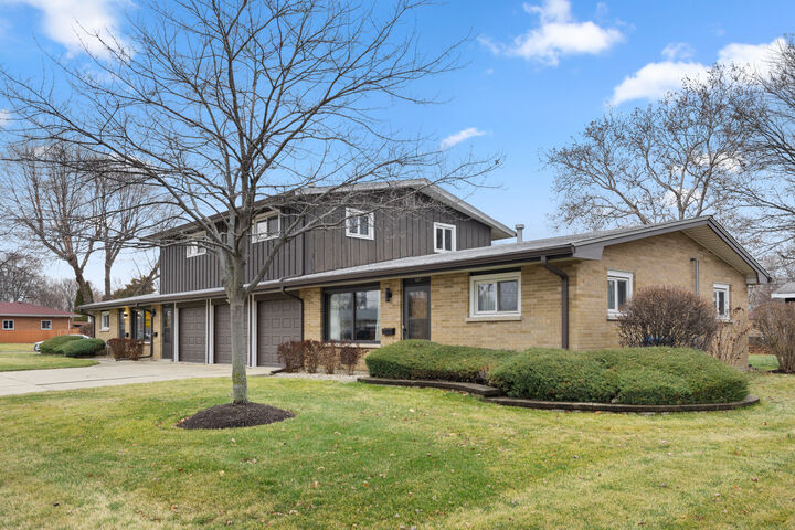 Property Photo: 537-541 N Edgelawn Drive 541 IL 60506