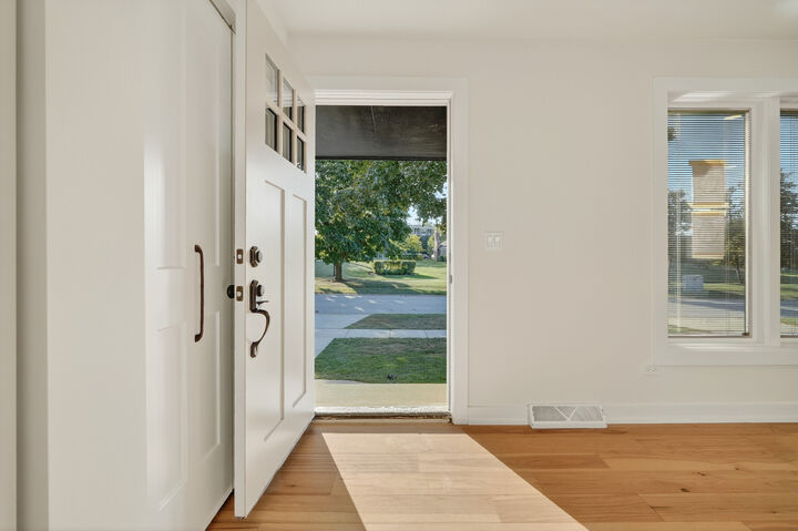 Property Photo: 1237 N Ridge Avenue IL 60004