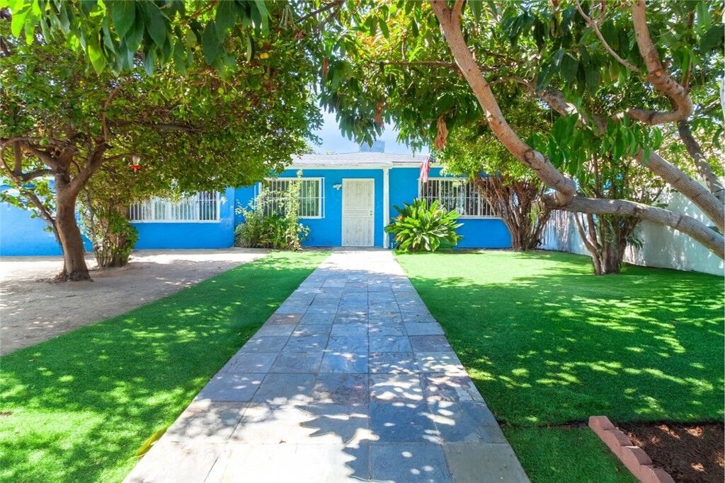 Property Photo: 7545 White Oak CA 91335