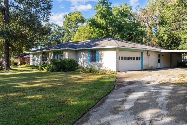 Property Photo:  301 Cunningham Dr  TX 75901 