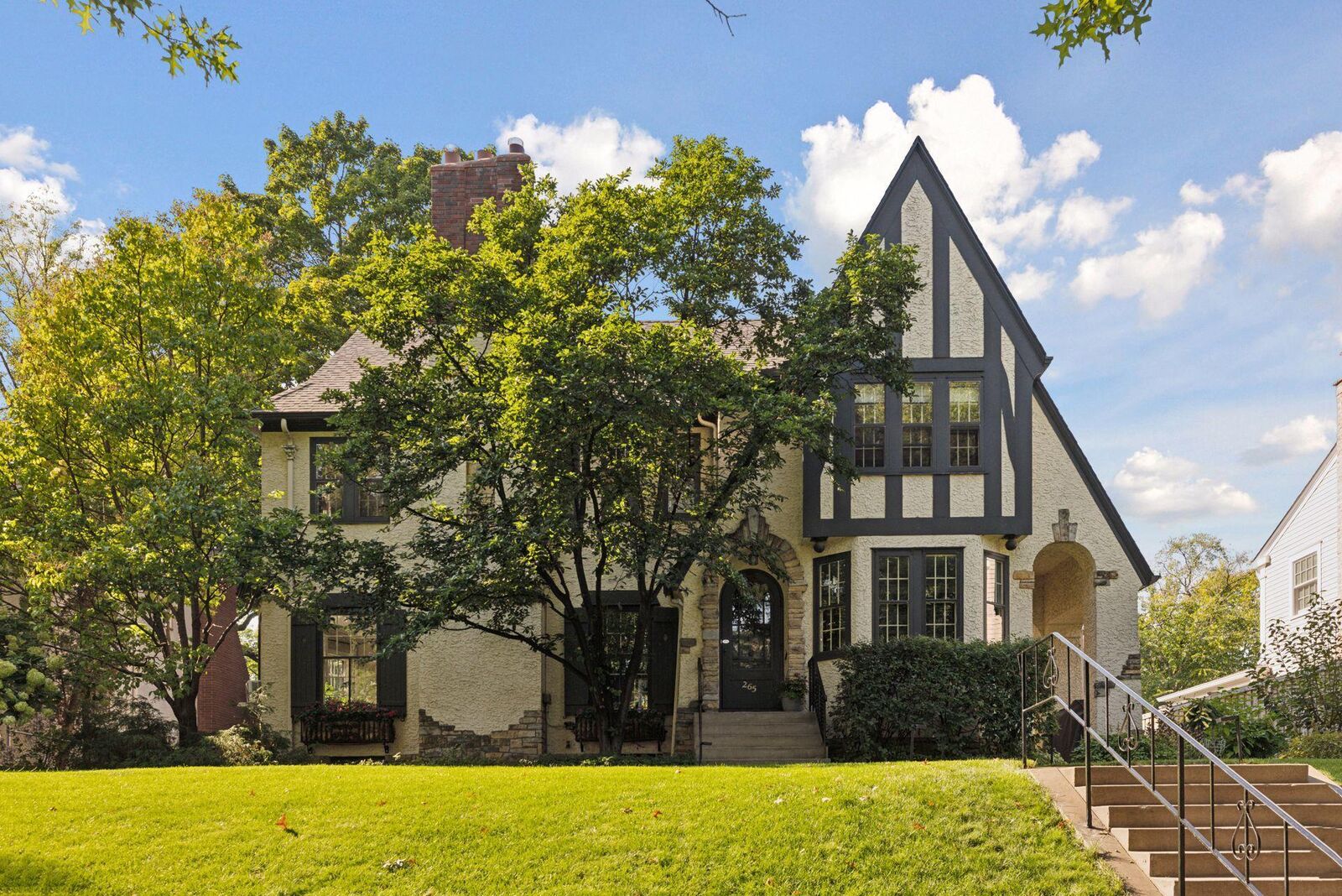 Property Photo:  265 Mount Curve Boulevard  MN 55105 