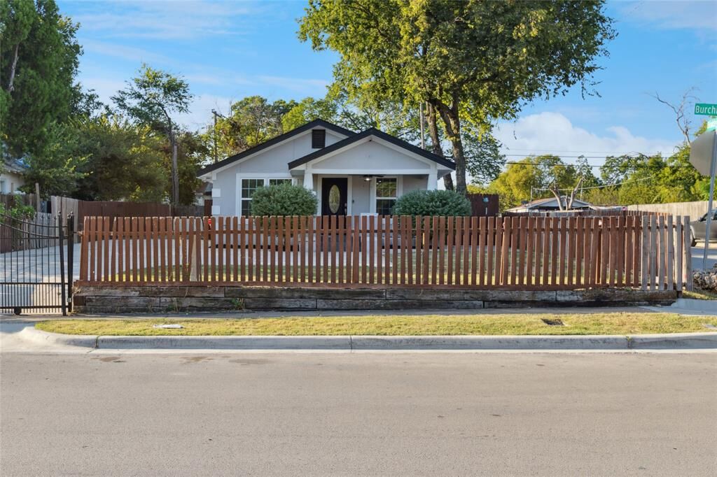 Property Photo: 3000 Burchill Road S TX 76105