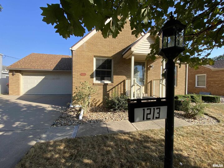 Property Photo:  1213 W Northcrest Avenue  IL 61614 