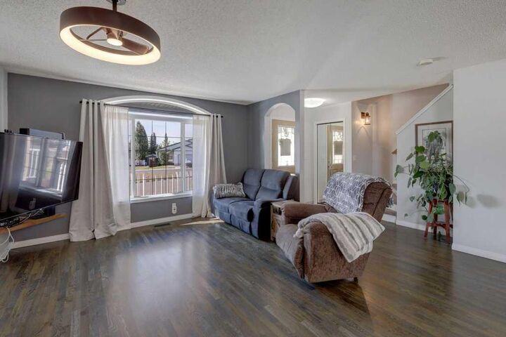 Property Photo:  13 Ross Place  AB T0M 0S0 