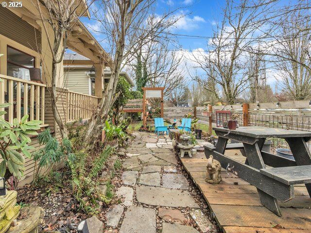 Property Photo:  3821 SE Main St  OR 97214 