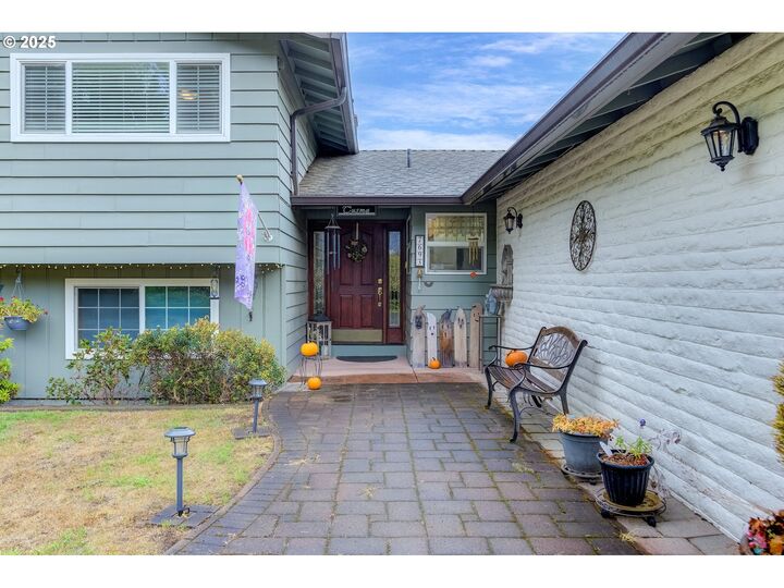 Property Photo:  7693 SE Strawberry Ln  OR 97267 