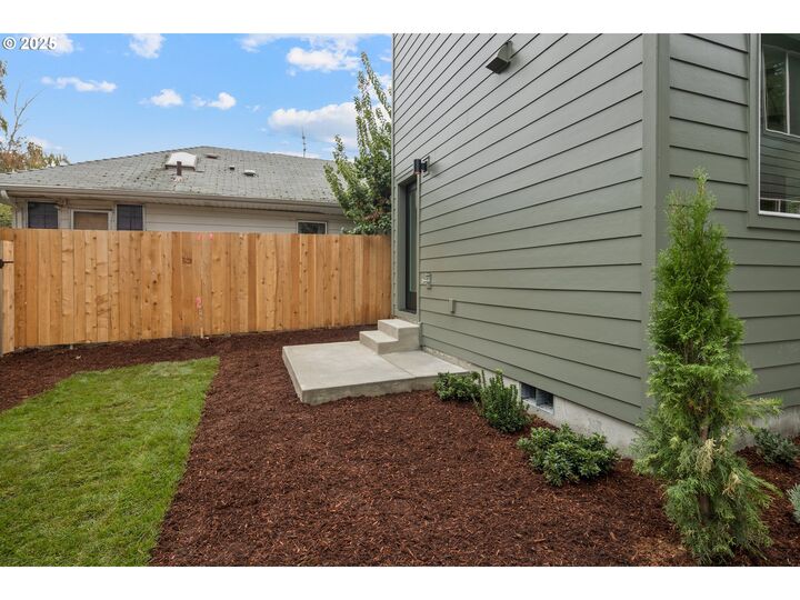 Property Photo:  4033 SE Tibbetts St  OR 97202 