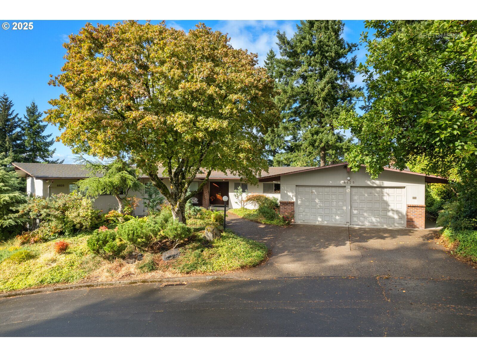 Property Photo:  6825 SE Pine Ct  OR 97215 