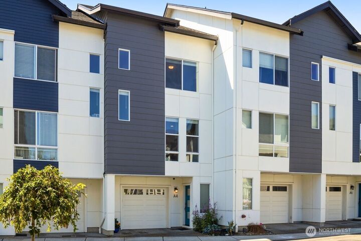 Property Photo: 14715 Admiralty Way A4 WA 98087