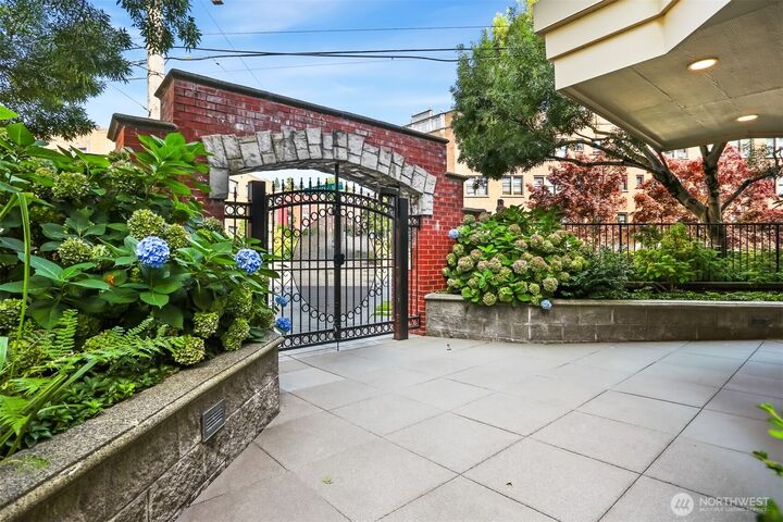 Property Photo:  530  4th Avenue W 206  WA 98119 