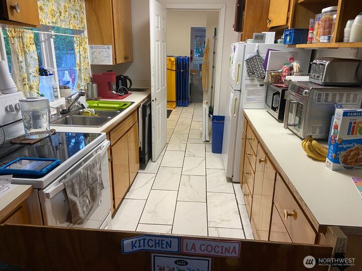 Property Photo:  105 NE 193 Street  WA 98155 