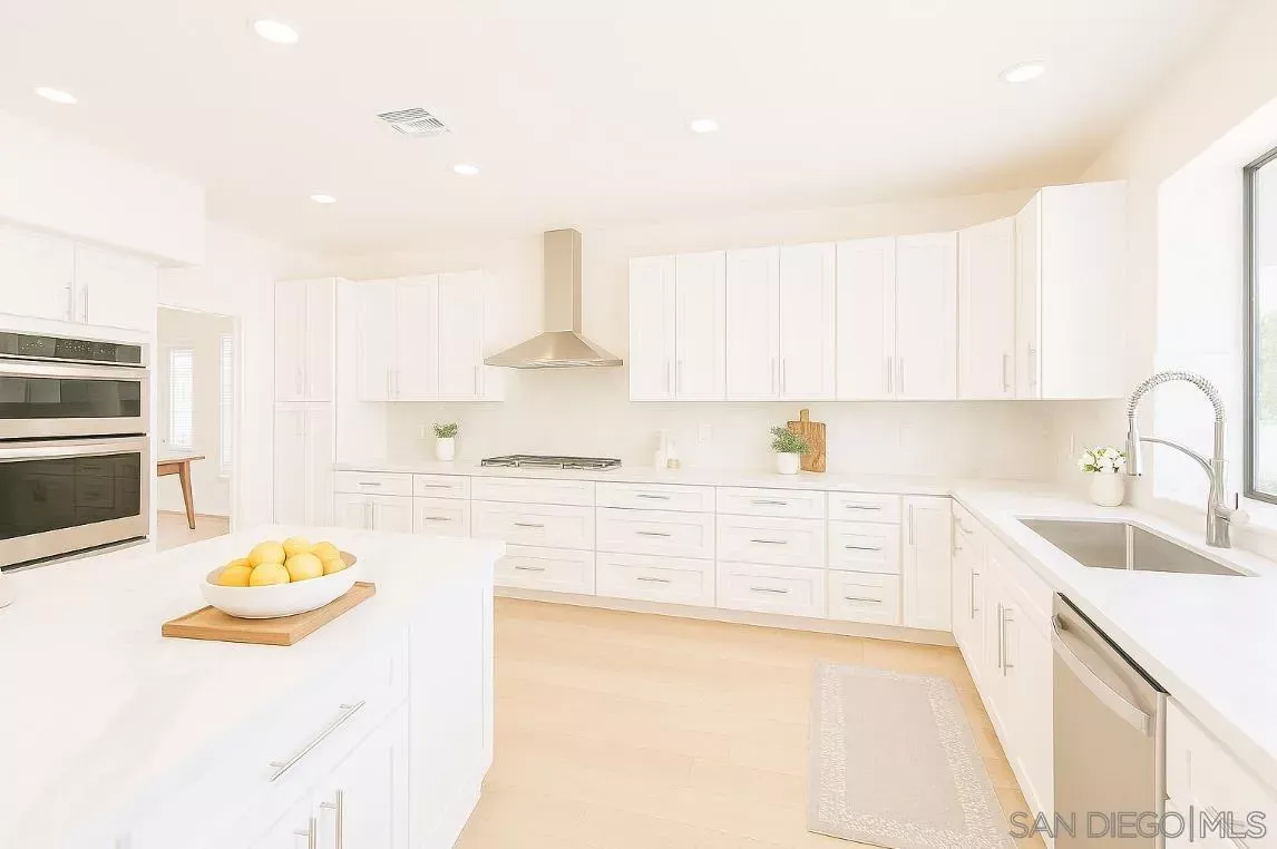 Property Photo:  5006 Palmera Dr  CA 92056 