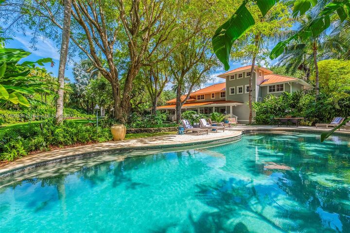 Property Photo: 5400 Kerwood Oaks Dr FL 33156