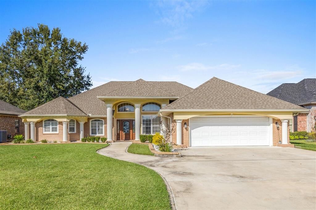 Property Photo: 4012 Woodcrest Lane LA 70605