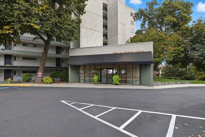 Property Photo: 700 W 7th Ave 806 WA 99204