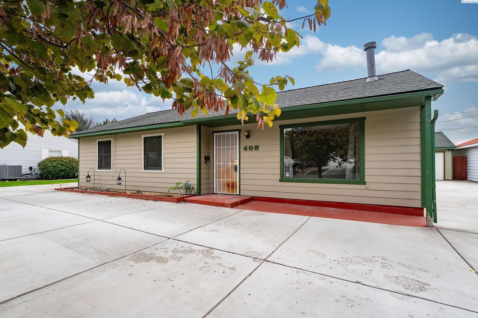 Property Photo:  405 Basswood Avenue  WA 99352 